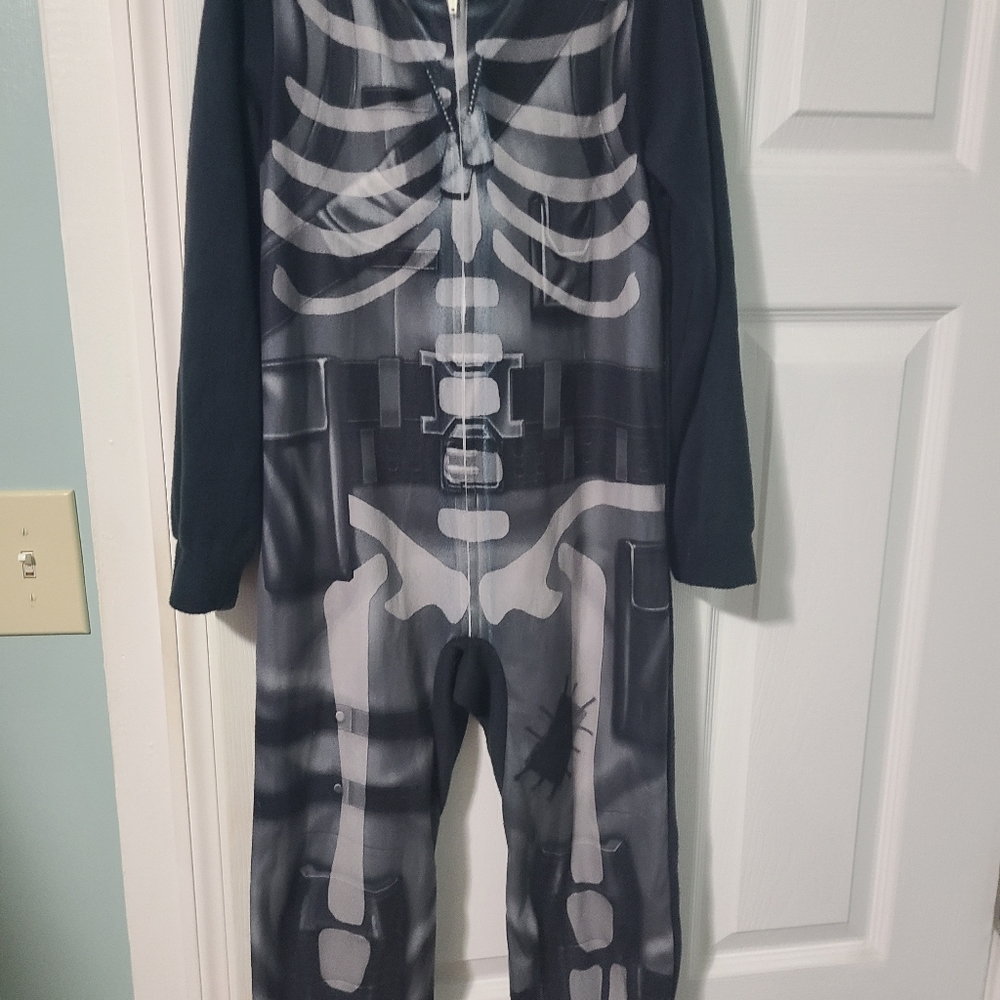 Boys Fortnite pjs size 8 never worn